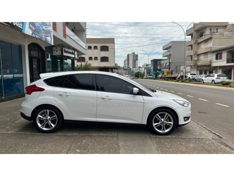 FORD - FOCUS - 2018/2018 - Branca - R$ 69.000,00